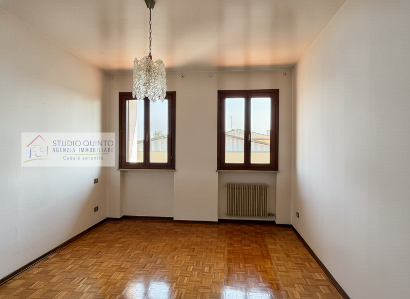 In una tranquilla zona residenziale riservata ai soli residenti, proponiamo in vendita una villa ...