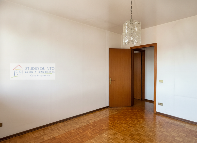 In una tranquilla zona residenziale riservata ai soli residenti, proponiamo in vendita una villa ...