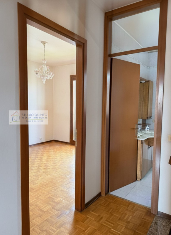 In una tranquilla zona residenziale riservata ai soli residenti, proponiamo in vendita una villa ...