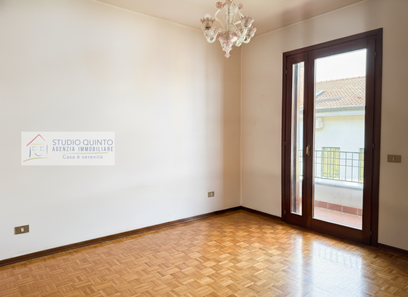 In una tranquilla zona residenziale riservata ai soli residenti, proponiamo in vendita una villa ...