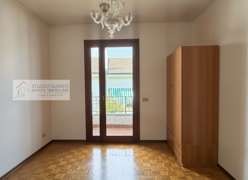 In una tranquilla zona residenziale riservata ai soli residenti, proponiamo in vendita una villa ...