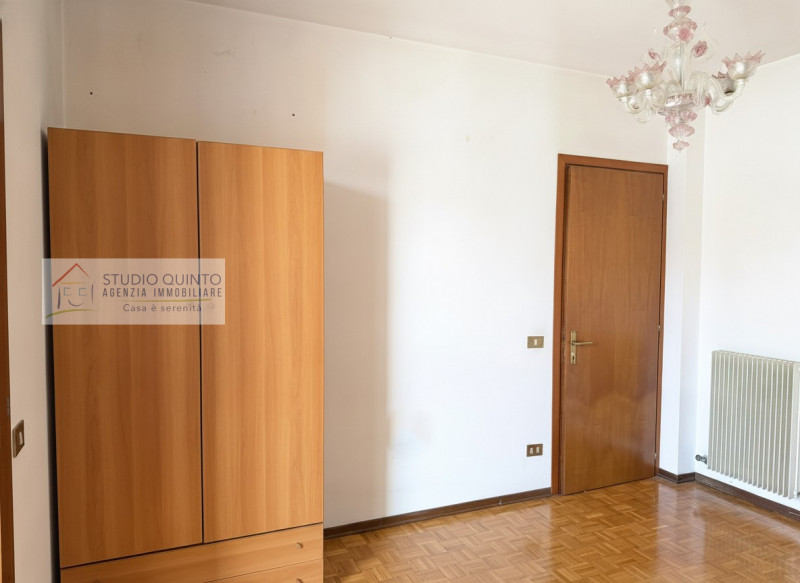 In una tranquilla zona residenziale riservata ai soli residenti, proponiamo in vendita una villa ...