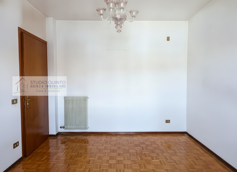 In una tranquilla zona residenziale riservata ai soli residenti, proponiamo in vendita una villa ...