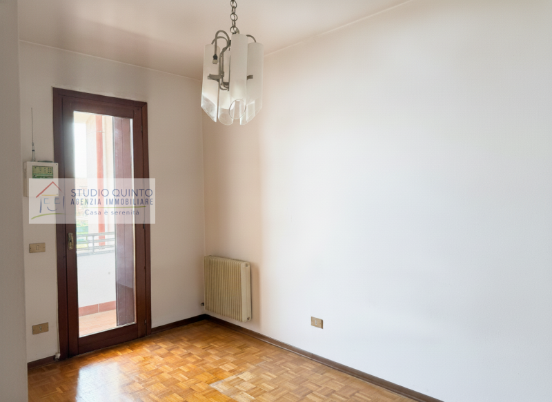 In una tranquilla zona residenziale riservata ai soli residenti, proponiamo in vendita una villa ...