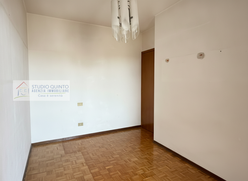 In una tranquilla zona residenziale riservata ai soli residenti, proponiamo in vendita una villa ...