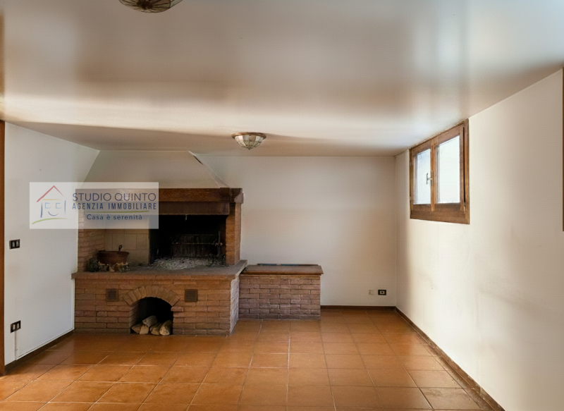 In una tranquilla zona residenziale riservata ai soli residenti, proponiamo in vendita una villa ...