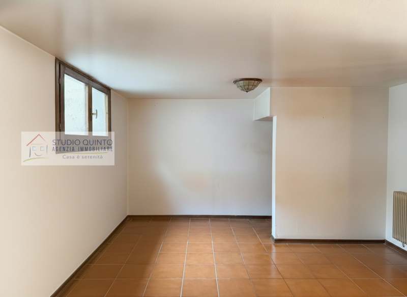 In una tranquilla zona residenziale riservata ai soli residenti, proponiamo in vendita una villa ...