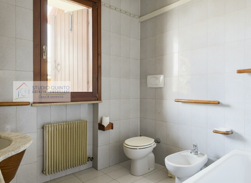 In una tranquilla zona residenziale riservata ai soli residenti, proponiamo in vendita una villa ...