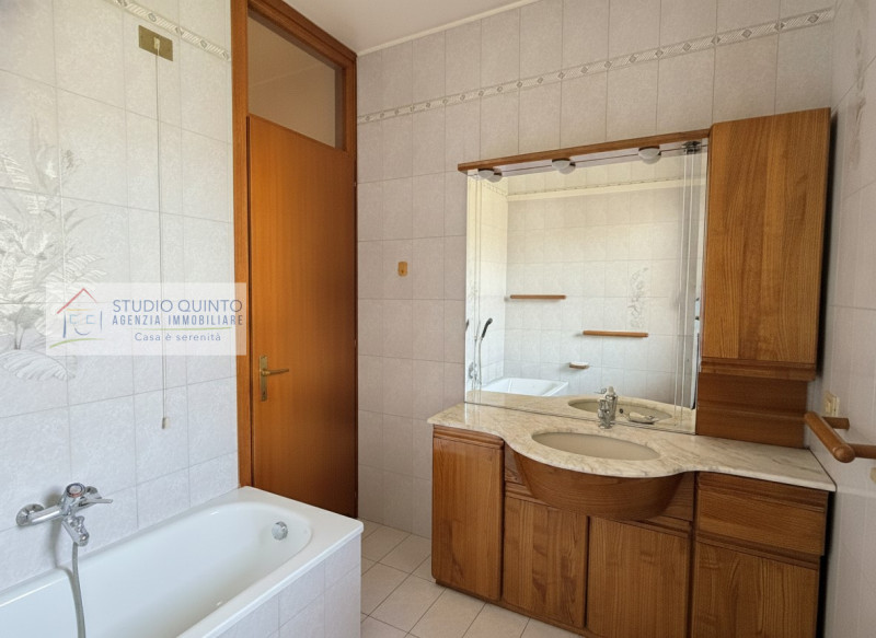 In una tranquilla zona residenziale riservata ai soli residenti, proponiamo in vendita una villa ...