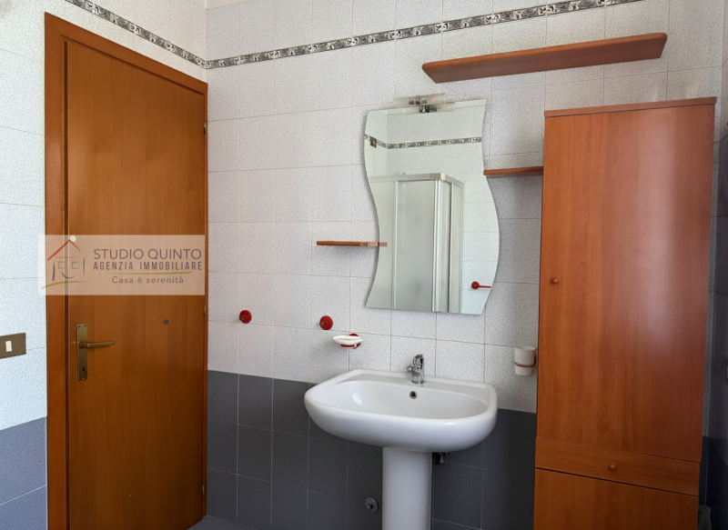 In una tranquilla zona residenziale riservata ai soli residenti, proponiamo in vendita una villa ...