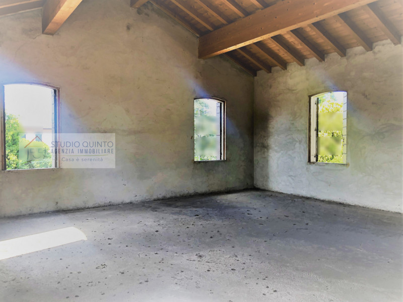 Si tratta di un locale interessante dal punto di vista della posizione, della versatilità di uso ...