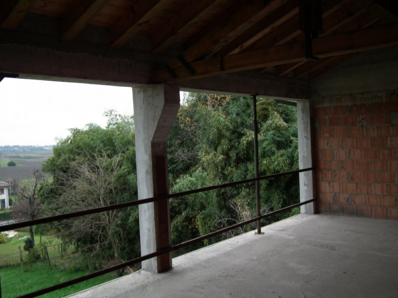 In vendita a Maser, sui colli Asolani, proponiamo un'interessante opportunità immobiliare. Si tra...