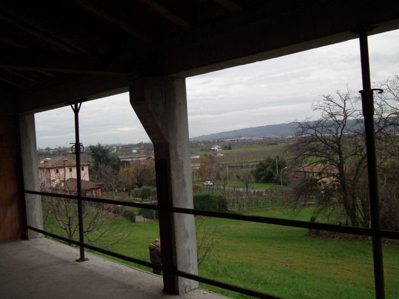 In vendita a Maser, sui colli Asolani, proponiamo un'interessante opportunità immobiliare. Si tra...