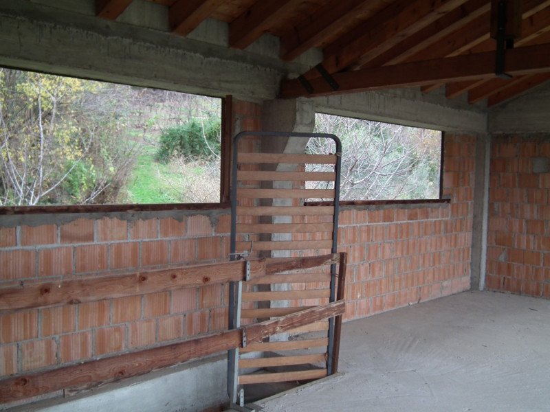 In vendita a Maser, sui colli Asolani, proponiamo un'interessante opportunità immobiliare. Si tra...