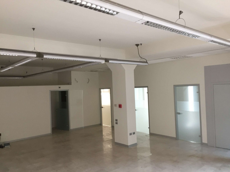 Vigonza Centro, Negozio Frontestrada, Mq 180 con doppi servizi, Uffici e Magazzino suddivisi, già...