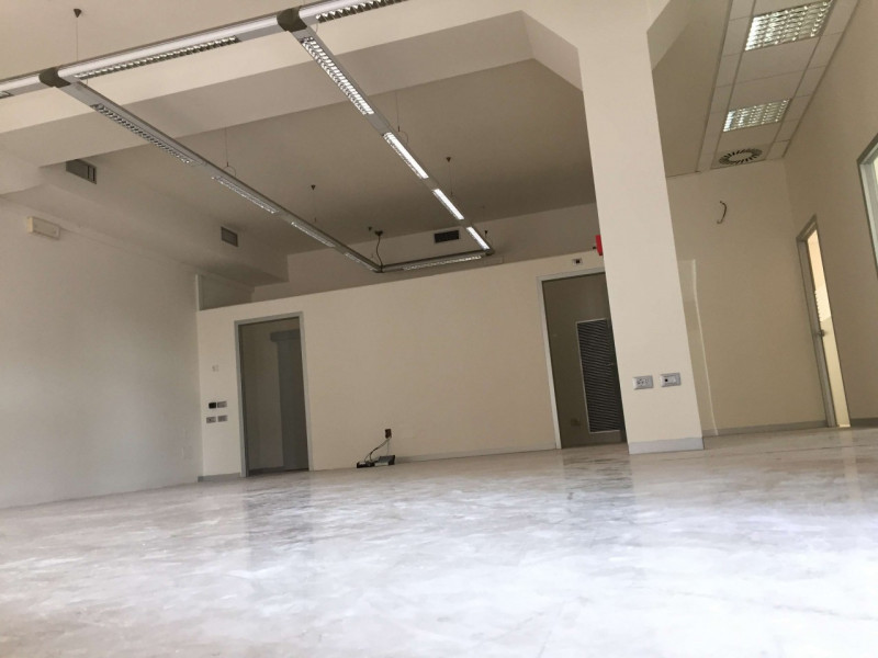 Vigonza Centro, Negozio Frontestrada, Mq 180 con doppi servizi, Uffici e Magazzino suddivisi, già...