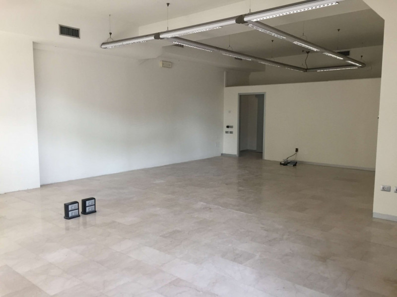 Vigonza Centro, Negozio Frontestrada, Mq 180 con doppi servizi, Uffici e Magazzino suddivisi, già...
