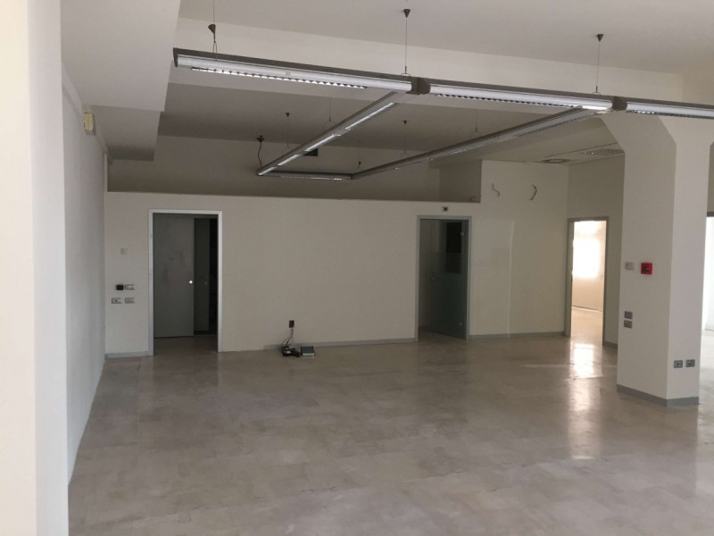 Vigonza Centro, Negozio Frontestrada, Mq 180 con doppi servizi, Uffici e Magazzino suddivisi, già...