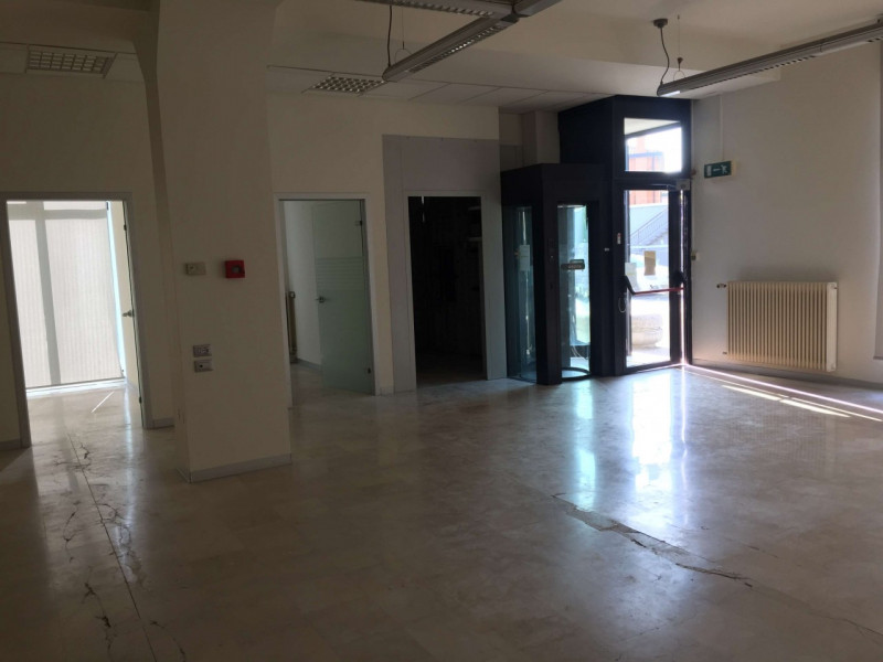 Vigonza Centro, Negozio Frontestrada, Mq 180 con doppi servizi, Uffici e Magazzino suddivisi, già...