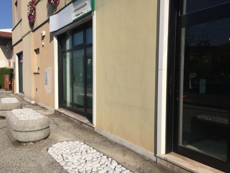 Vigonza Centro, Negozio Frontestrada, Mq 180 con doppi servizi, Uffici e Magazzino suddivisi, già...