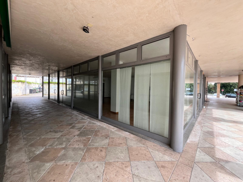 BARBARANO MOSSANO- Loc. Ponte: In zona di alto passaggio e servita da ampi parcheggi, disponibile...