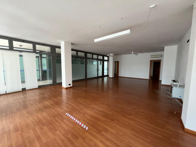 BARBARANO MOSSANO- Loc. Ponte: In zona di alto passaggio e servita da ampi parcheggi, disponibile...