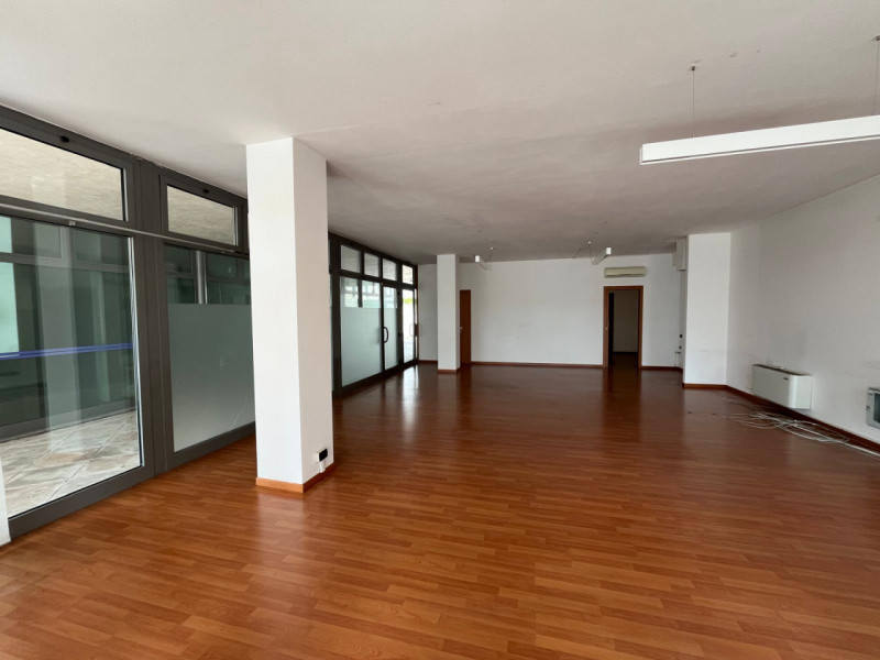 BARBARANO MOSSANO- Loc. Ponte: In zona di alto passaggio e servita da ampi parcheggi, disponibile...