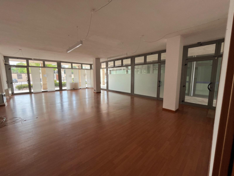 BARBARANO MOSSANO- Loc. Ponte: In zona di alto passaggio e servita da ampi parcheggi, disponibile...