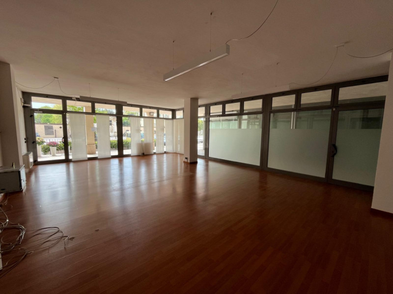 BARBARANO MOSSANO- Loc. Ponte: In zona di alto passaggio e servita da ampi parcheggi, disponibile...