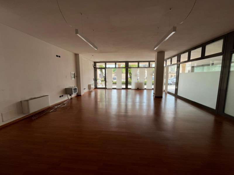 BARBARANO MOSSANO- Loc. Ponte: In zona di alto passaggio e servita da ampi parcheggi, disponibile...