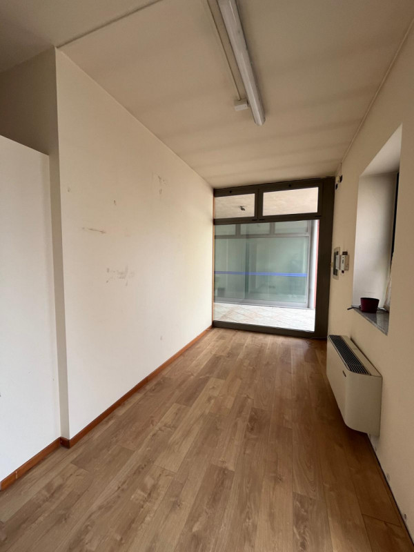 BARBARANO MOSSANO- Loc. Ponte: In zona di alto passaggio e servita da ampi parcheggi, disponibile...