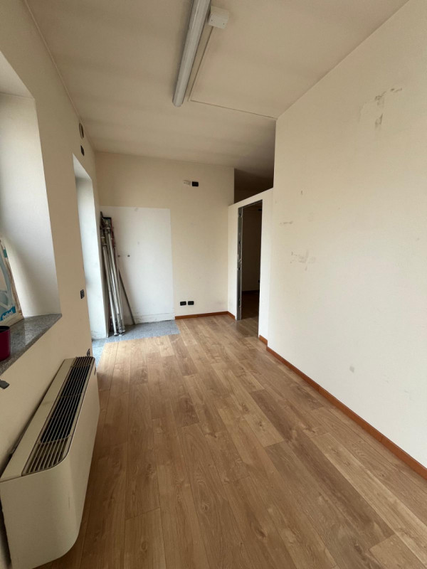 BARBARANO MOSSANO- Loc. Ponte: In zona di alto passaggio e servita da ampi parcheggi, disponibile...