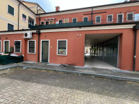 BARBARANO MOSSANO- Loc. Ponte: In zona di alto passaggio e servita da ampi parcheggi, disponibile...