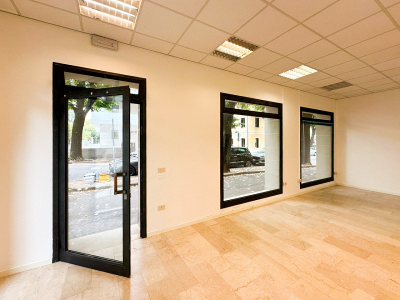 (Per INFO Roberto 3453195338) A Montebelluna, in zona centrale, lungo Viale della Vittoria, propo...