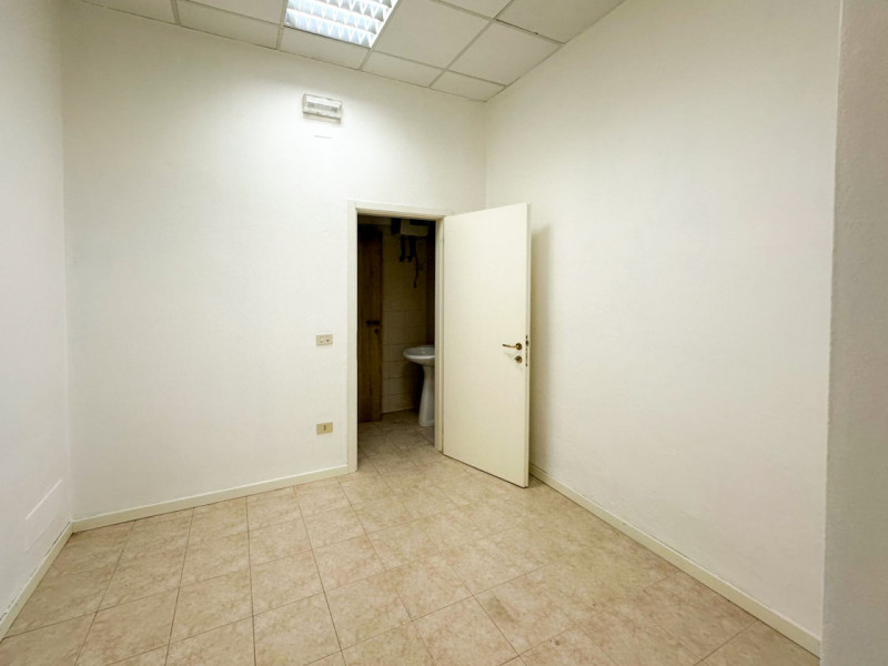 (Per INFO Roberto 3453195338) A Montebelluna in zona centrale, lungo Viale della Vittoria, propon...