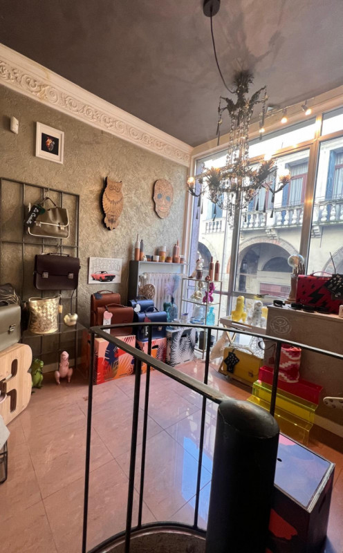 ZONA CENTRALISSIMA. NEGOZIO DI 25 MQ. COMPOSTO DA ZONA AL PIANO TERRA CON VETRINA, LOCALE AL PIAN...