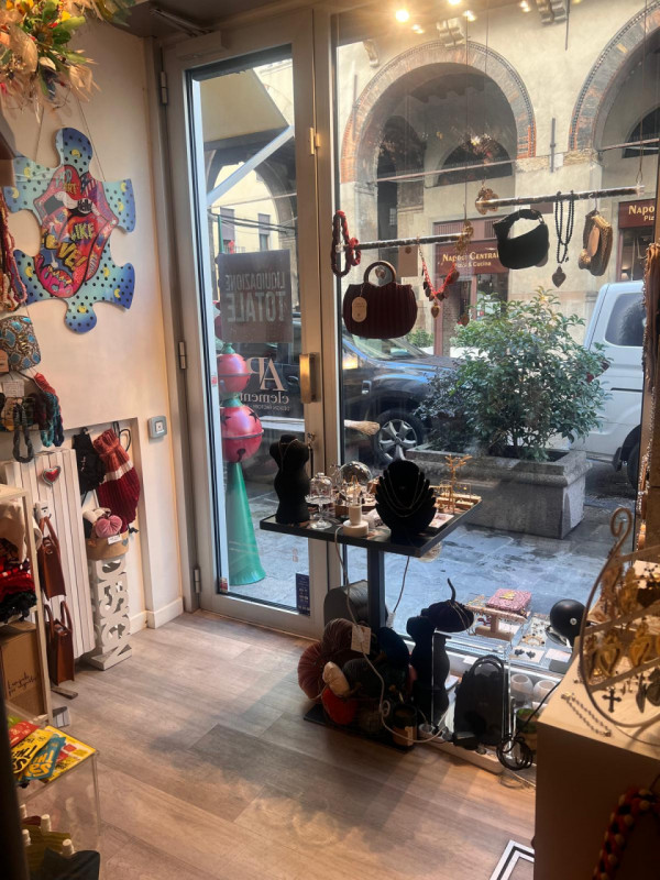 ZONA CENTRALISSIMA. NEGOZIO DI 25 MQ. COMPOSTO DA ZONA AL PIANO TERRA CON VETRINA, LOCALE AL PIAN...