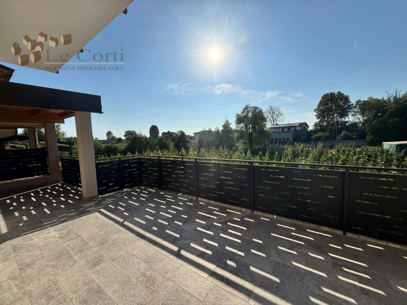 In una tranquilla zona residenziale di Meledo proponiamo in vendita ultime due villette di testa ...