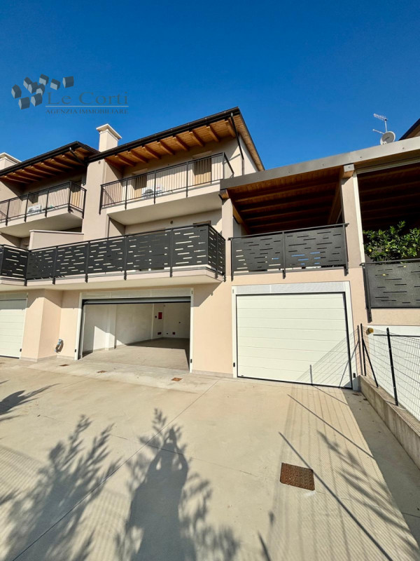 In una tranquilla zona residenziale di Meledo proponiamo in vendita ultime due villette di testa ...