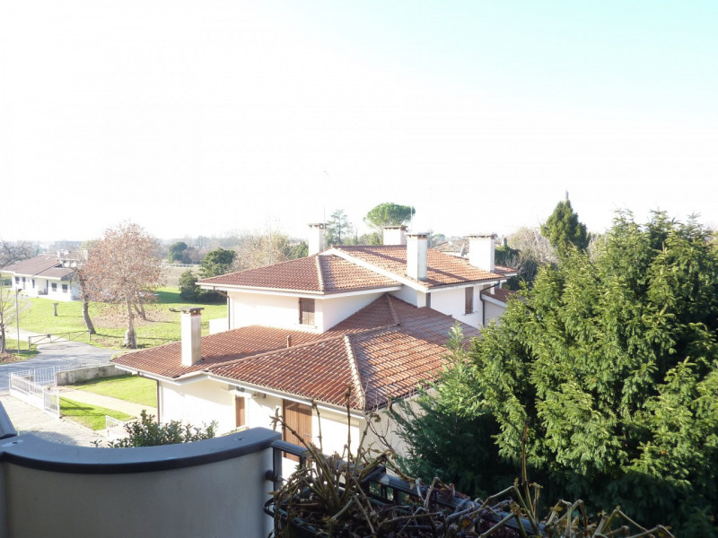 A Carità di Villorba (TV) proponiamo in affitto appartamento, al piano secondo e ultimo, servito ...