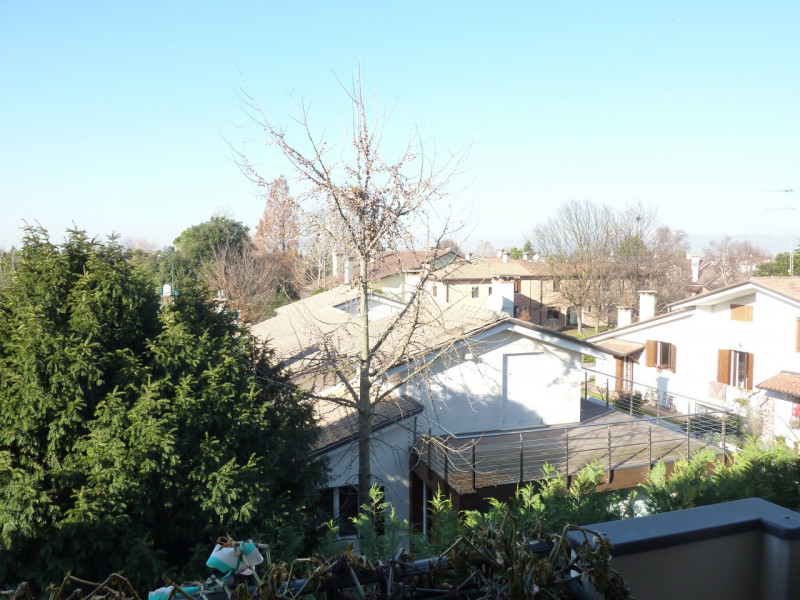 A Carità di Villorba (TV) proponiamo in affitto appartamento, al piano secondo e ultimo, servito ...