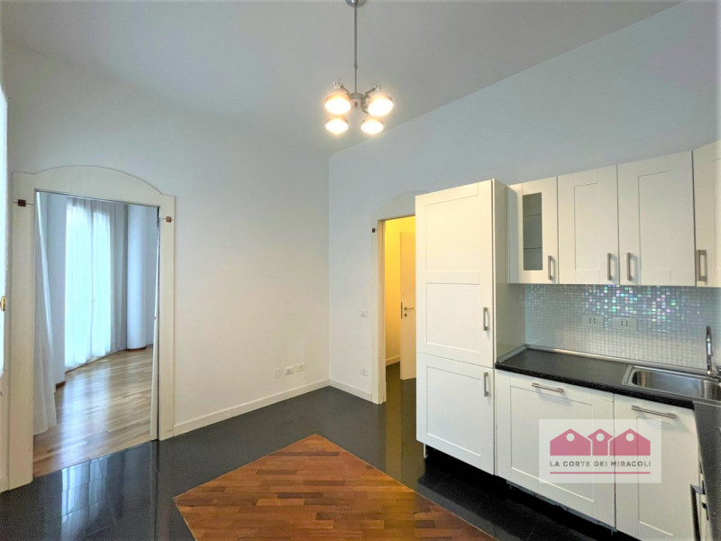 CENTRO STORICO: IN ELEGANTE PALAZZINA DEL CENTRO STORICO PROPONIAMO LUMINOSO TRICAMERE POSTO AL P...