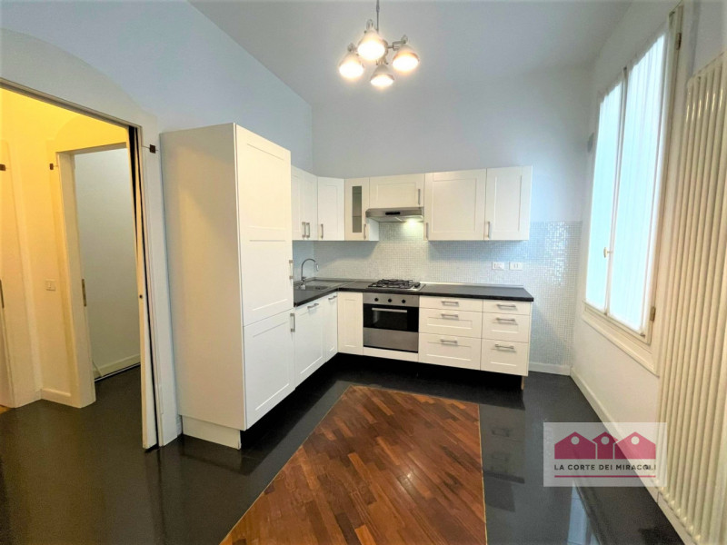 CENTRO STORICO: IN ELEGANTE PALAZZINA DEL CENTRO STORICO PROPONIAMO LUMINOSO TRICAMERE POSTO AL P...