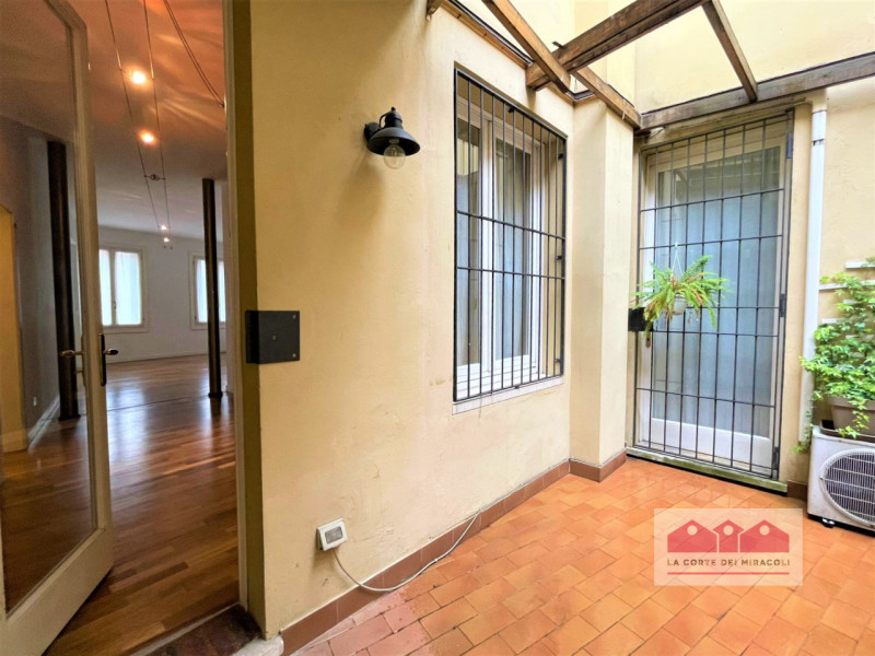 CENTRO STORICO: IN ELEGANTE PALAZZINA DEL CENTRO STORICO PROPONIAMO LUMINOSO TRICAMERE POSTO AL P...