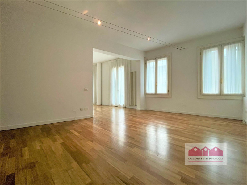 CENTRO STORICO: IN ELEGANTE PALAZZINA DEL CENTRO STORICO PROPONIAMO LUMINOSO TRICAMERE POSTO AL P...