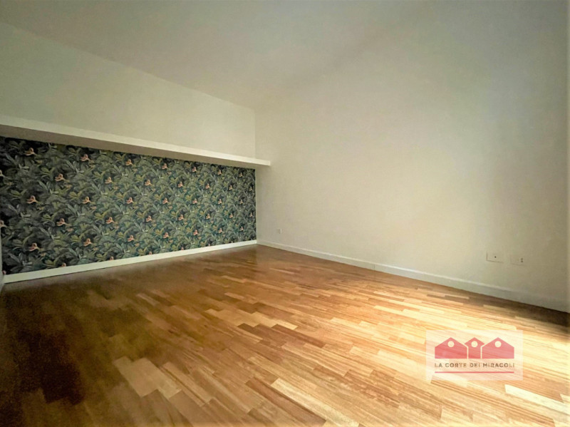 CENTRO STORICO: IN ELEGANTE PALAZZINA DEL CENTRO STORICO PROPONIAMO LUMINOSO TRICAMERE POSTO AL P...