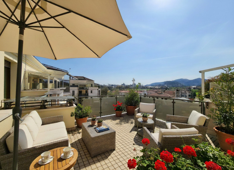 Attico con una superficie generosa di circa 290 mq sviluppati su due livelli ubicato in Corso Del...