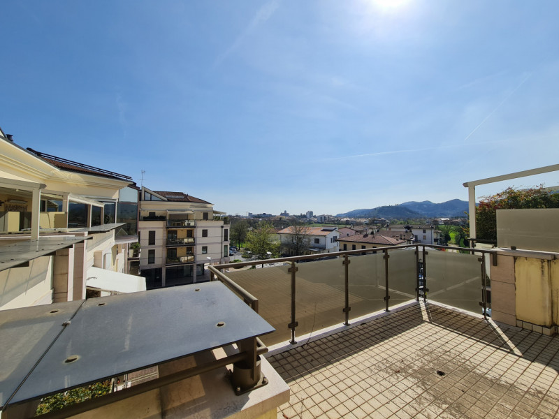 Attico con una superficie generosa di circa 290 mq sviluppati su due livelli ubicato in Corso Del...