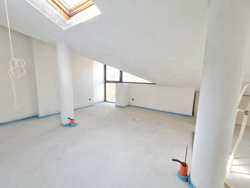 Attico con una superficie generosa di circa 290 mq sviluppati su due livelli ubicato in Corso Del...