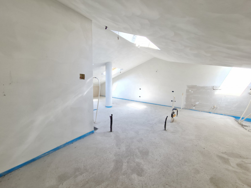 Attico con una superficie generosa di circa 290 mq sviluppati su due livelli ubicato in Corso Del...